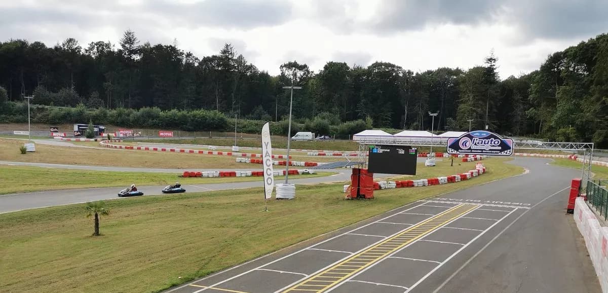 Karts en piste au Circuit du Parc, à Le Parc en Normandie